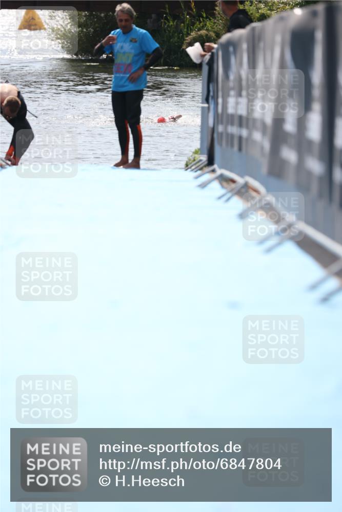 25.08.2024 - Elbe Triathlon Hamburg H.Heesch http://msf.ph/oto/6847804 25.08.2024 15:04:34 Schwimmen  meine-sportfotos.de