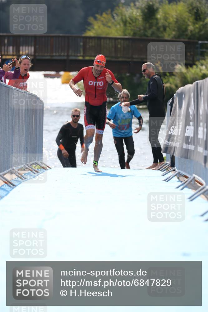 25.08.2024 - Elbe Triathlon Hamburg H.Heesch http://msf.ph/oto/6847829 25.08.2024 15:04:59 Schwimmen  meine-sportfotos.de