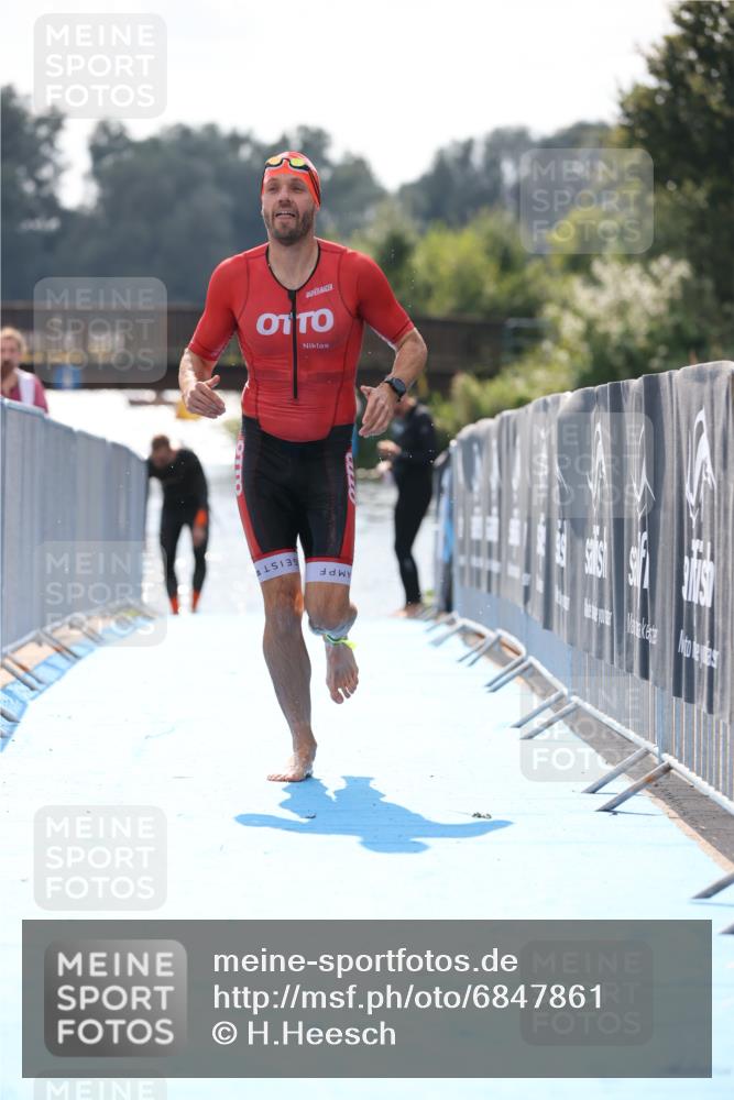 25.08.2024 - Elbe Triathlon Hamburg H.Heesch http://msf.ph/oto/6847861 25.08.2024 15:05:03 Schwimmen  meine-sportfotos.de