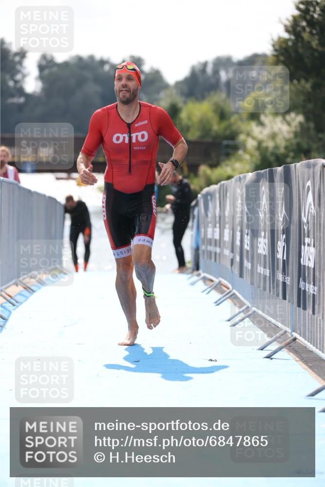 25.08.2024 - Elbe Triathlon Hamburg H.Heesch http://msf.ph/oto/6847865 25.08.2024 15:05:03 Schwimmen  meine-sportfotos.de