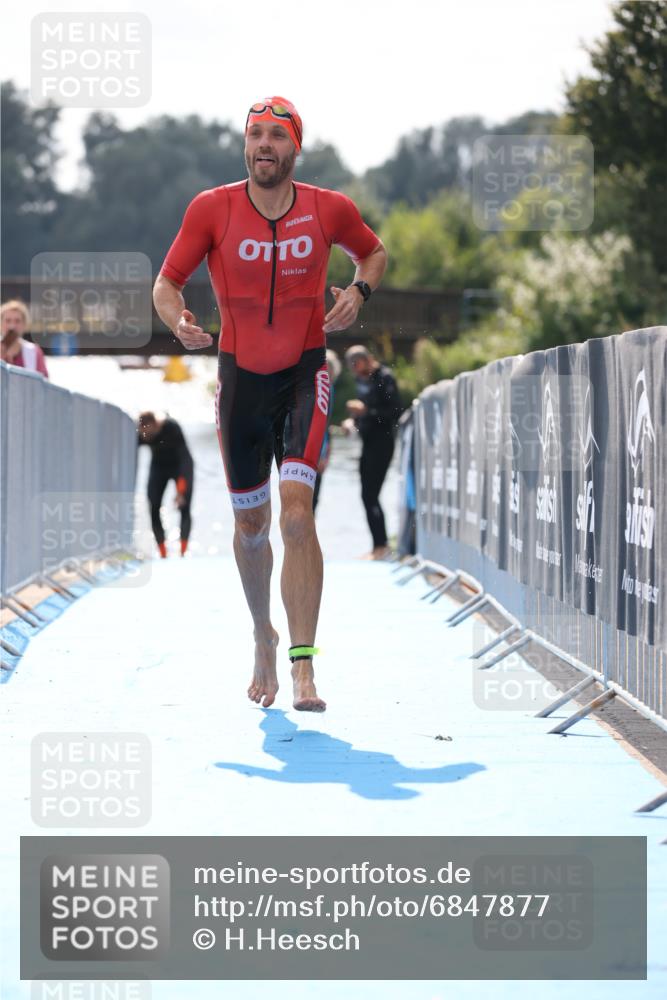 25.08.2024 - Elbe Triathlon Hamburg H.Heesch http://msf.ph/oto/6847877 25.08.2024 15:05:03 Schwimmen  meine-sportfotos.de