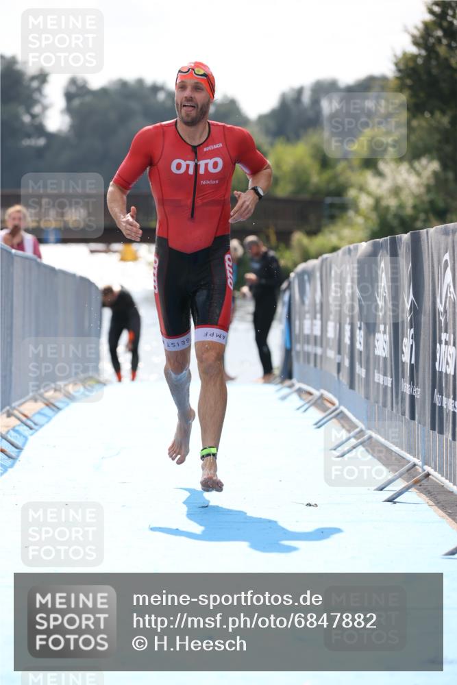 25.08.2024 - Elbe Triathlon Hamburg H.Heesch http://msf.ph/oto/6847882 25.08.2024 15:05:03 Schwimmen  meine-sportfotos.de