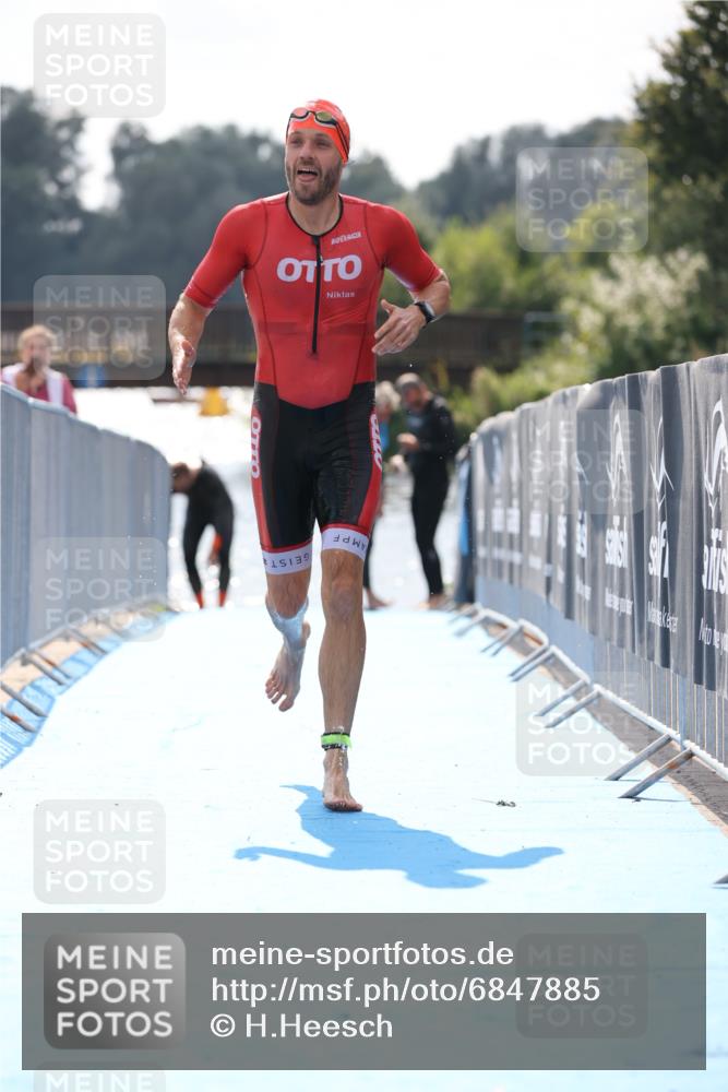 25.08.2024 - Elbe Triathlon Hamburg H.Heesch http://msf.ph/oto/6847885 25.08.2024 15:05:03 Schwimmen  meine-sportfotos.de