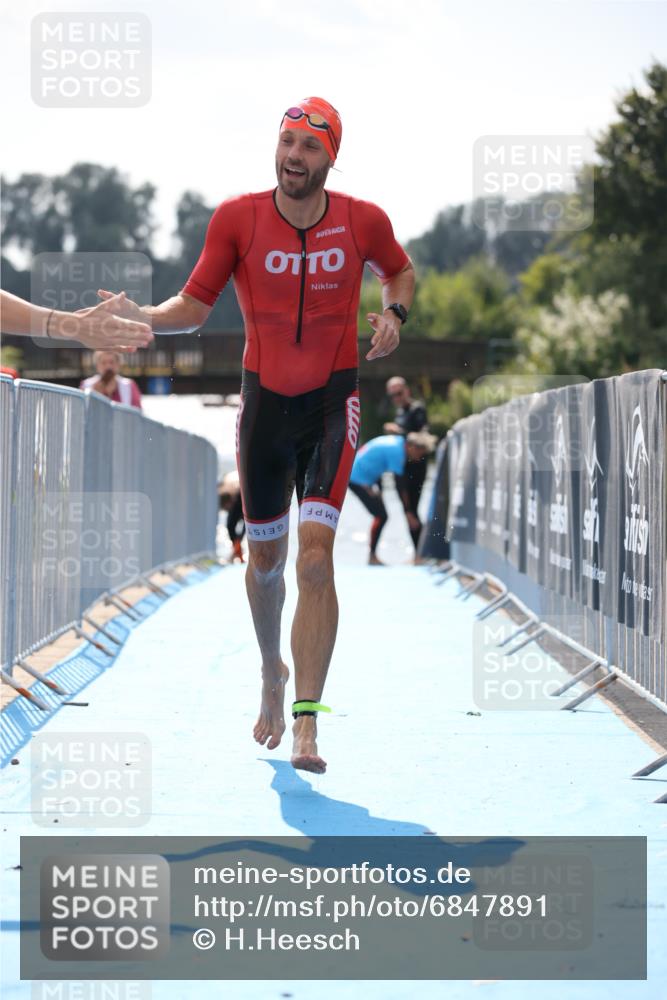 25.08.2024 - Elbe Triathlon Hamburg H.Heesch http://msf.ph/oto/6847891 25.08.2024 15:05:04 Schwimmen  meine-sportfotos.de