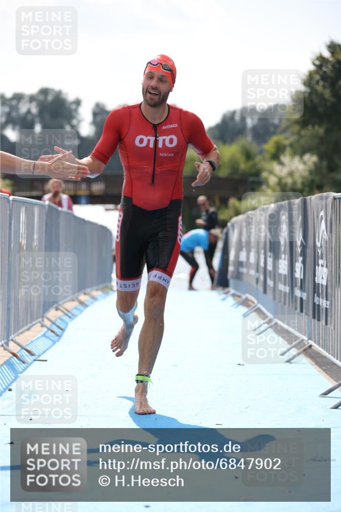 25.08.2024 - Elbe Triathlon Hamburg H.Heesch http://msf.ph/oto/6847902 25.08.2024 15:05:04 Schwimmen  meine-sportfotos.de