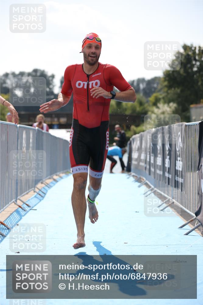 25.08.2024 - Elbe Triathlon Hamburg H.Heesch http://msf.ph/oto/6847936 25.08.2024 15:05:04 Schwimmen  meine-sportfotos.de