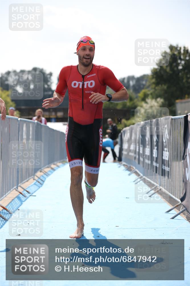 25.08.2024 - Elbe Triathlon Hamburg H.Heesch http://msf.ph/oto/6847942 25.08.2024 15:05:04 Schwimmen  meine-sportfotos.de