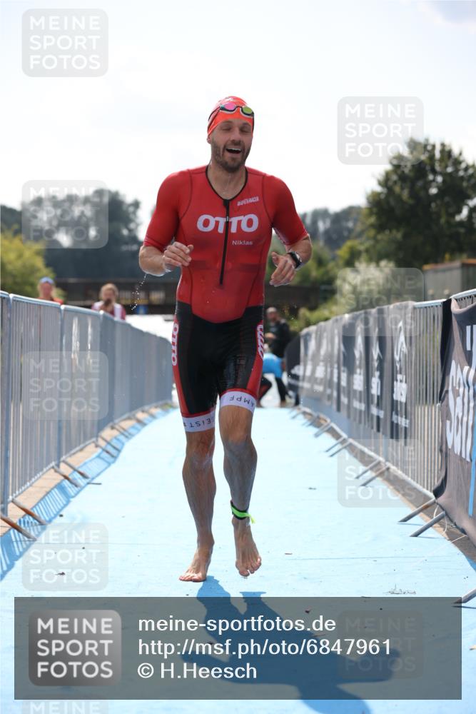 25.08.2024 - Elbe Triathlon Hamburg H.Heesch http://msf.ph/oto/6847961 25.08.2024 15:05:04 Schwimmen  meine-sportfotos.de