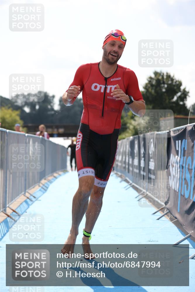 25.08.2024 - Elbe Triathlon Hamburg H.Heesch http://msf.ph/oto/6847994 25.08.2024 15:05:05 Schwimmen  meine-sportfotos.de
