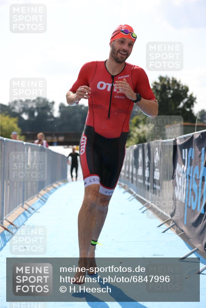 25.08.2024 - Elbe Triathlon Hamburg H.Heesch http://msf.ph/oto/6847996 25.08.2024 15:05:05 Schwimmen  meine-sportfotos.de