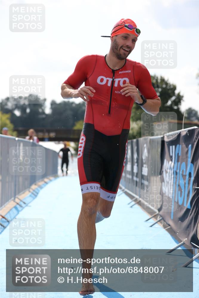 25.08.2024 - Elbe Triathlon Hamburg H.Heesch http://msf.ph/oto/6848007 25.08.2024 15:05:05 Schwimmen  meine-sportfotos.de