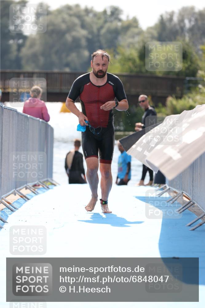 25.08.2024 - Elbe Triathlon Hamburg H.Heesch http://msf.ph/oto/6848047 25.08.2024 15:08:40 Schwimmen  meine-sportfotos.de