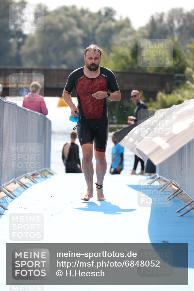 25.08.2024 - Elbe Triathlon Hamburg H.Heesch http://msf.ph/oto/6848052 25.08.2024 15:08:40 Schwimmen  meine-sportfotos.de
