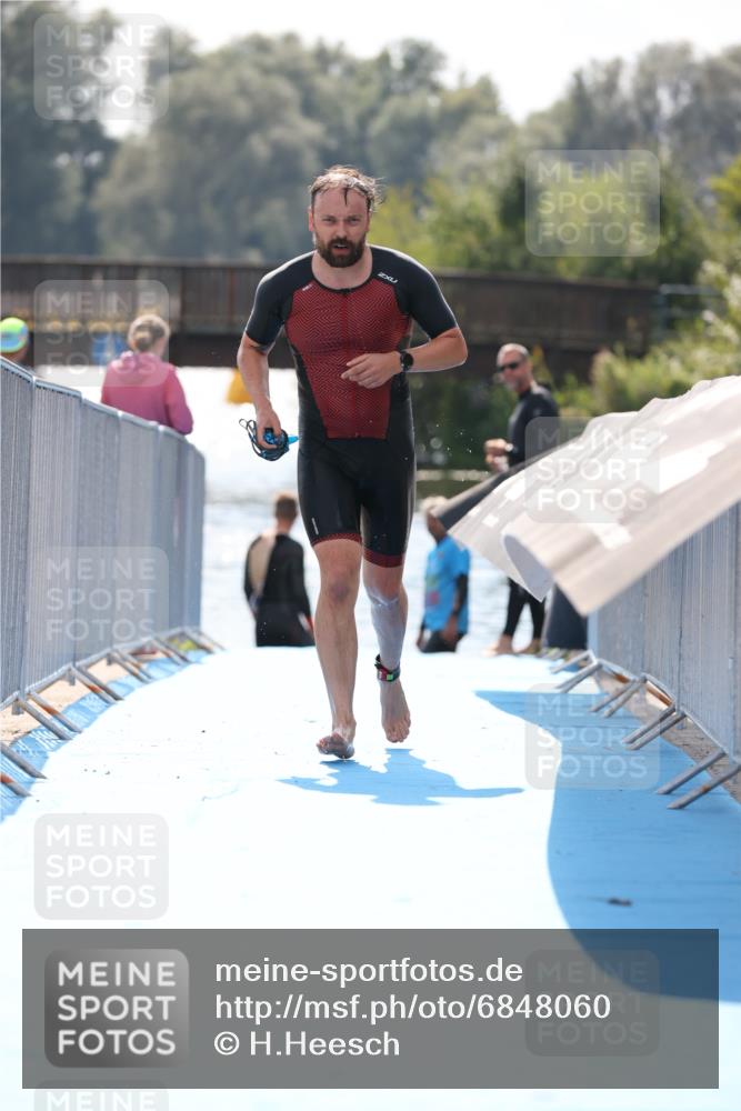 25.08.2024 - Elbe Triathlon Hamburg H.Heesch http://msf.ph/oto/6848060 25.08.2024 15:08:40 Schwimmen  meine-sportfotos.de