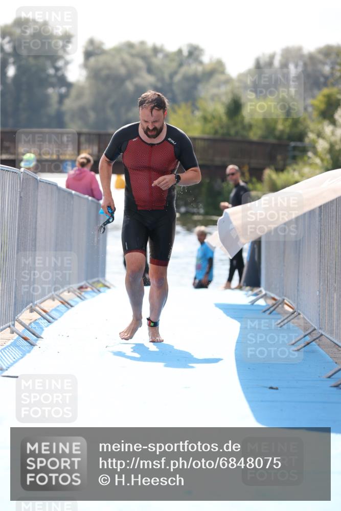 25.08.2024 - Elbe Triathlon Hamburg H.Heesch http://msf.ph/oto/6848075 25.08.2024 15:08:40 Schwimmen  meine-sportfotos.de