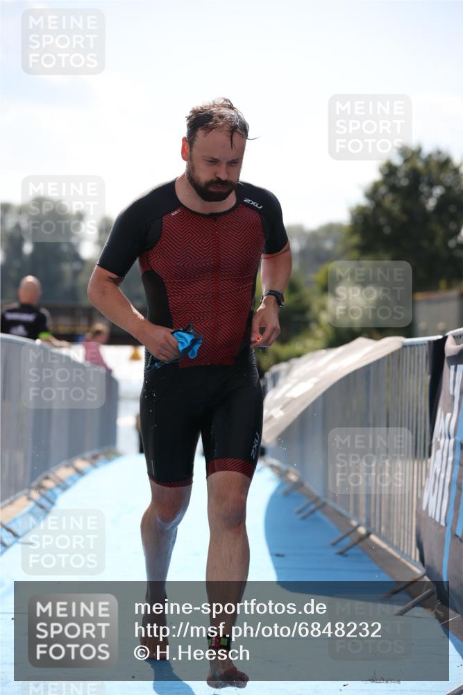 25.08.2024 - Elbe Triathlon Hamburg H.Heesch http://msf.ph/oto/6848232 25.08.2024 15:08:43 Schwimmen  meine-sportfotos.de