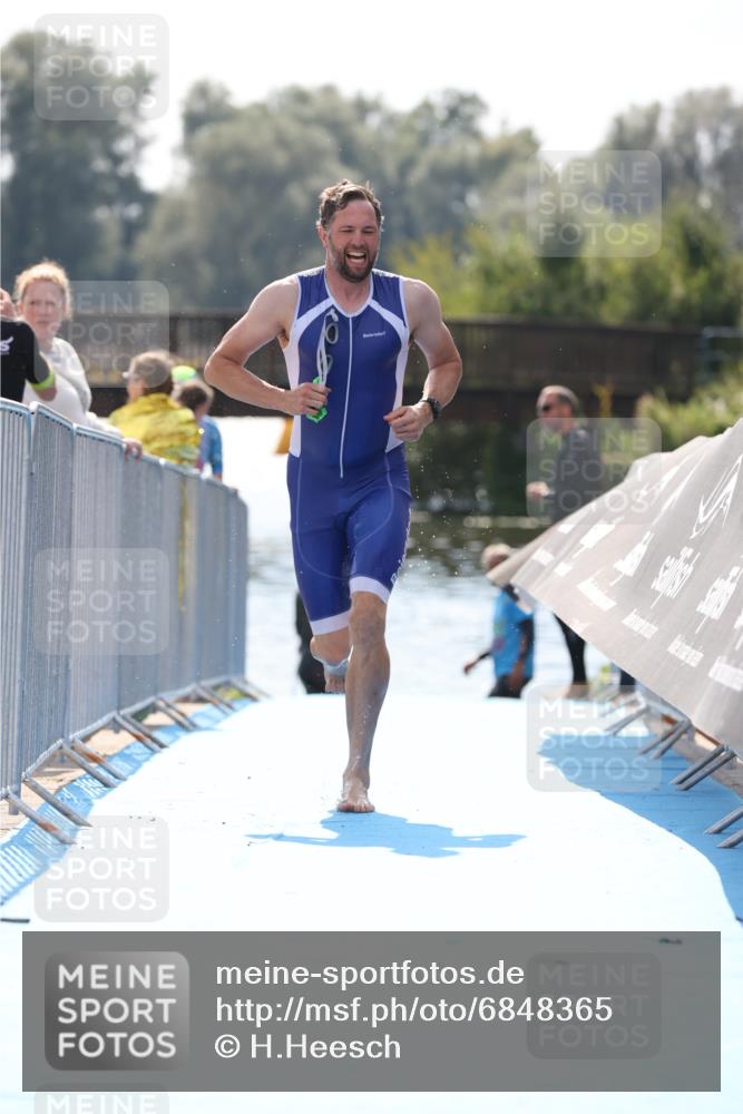 25.08.2024 - Elbe Triathlon Hamburg H.Heesch http://msf.ph/oto/6848365 25.08.2024 15:09:12 Schwimmen  meine-sportfotos.de
