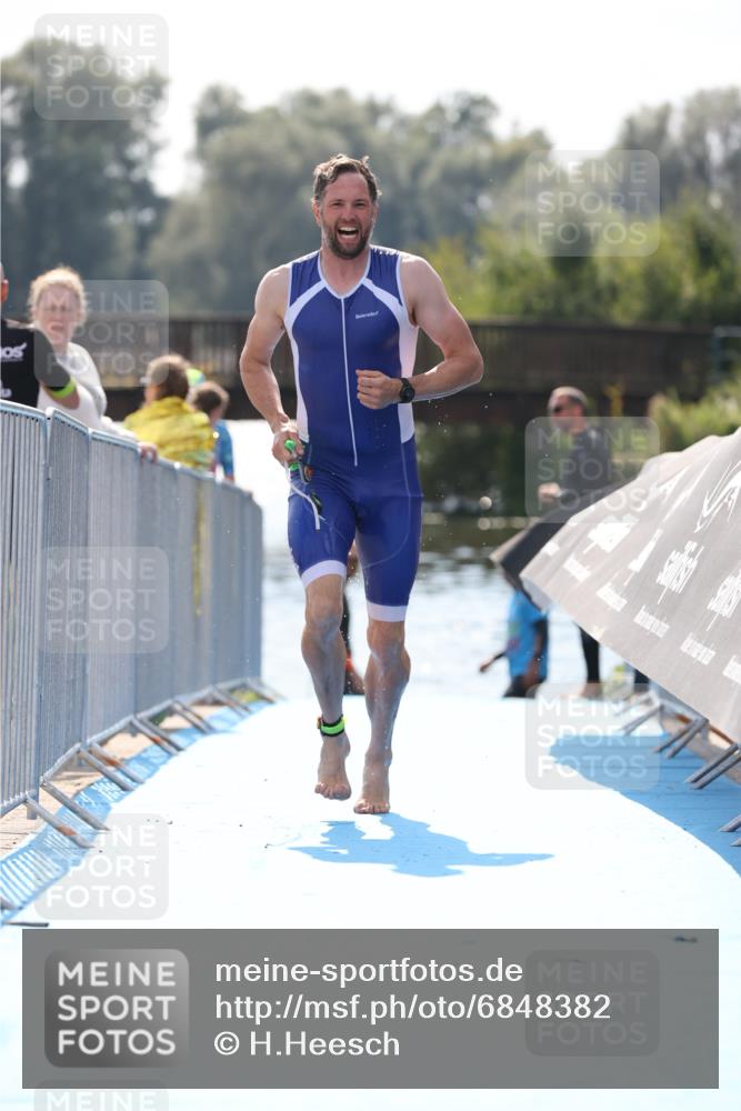 25.08.2024 - Elbe Triathlon Hamburg H.Heesch http://msf.ph/oto/6848382 25.08.2024 15:09:13 Schwimmen  meine-sportfotos.de