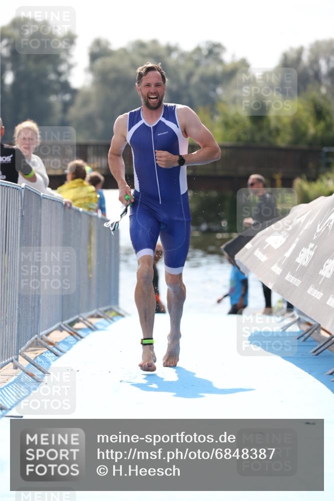 25.08.2024 - Elbe Triathlon Hamburg H.Heesch http://msf.ph/oto/6848387 25.08.2024 15:09:13 Schwimmen  meine-sportfotos.de