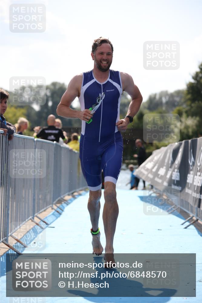 25.08.2024 - Elbe Triathlon Hamburg H.Heesch http://msf.ph/oto/6848570 25.08.2024 15:09:14 Schwimmen  meine-sportfotos.de