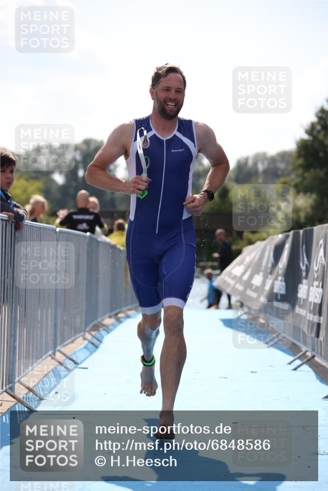 25.08.2024 - Elbe Triathlon Hamburg H.Heesch http://msf.ph/oto/6848586 25.08.2024 15:09:14 Schwimmen  meine-sportfotos.de