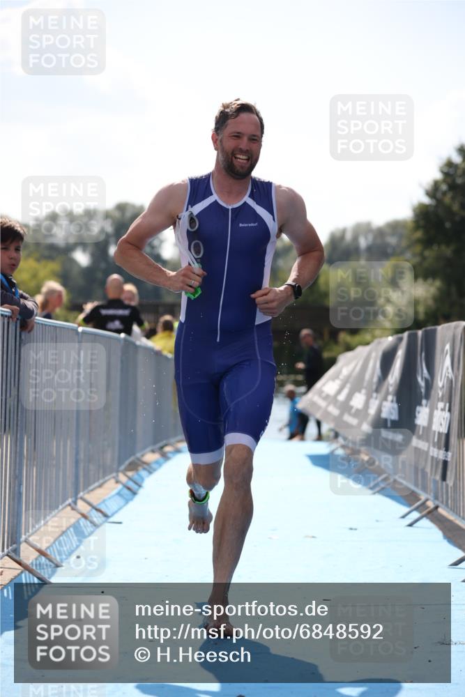 25.08.2024 - Elbe Triathlon Hamburg H.Heesch http://msf.ph/oto/6848592 25.08.2024 15:09:14 Schwimmen  meine-sportfotos.de