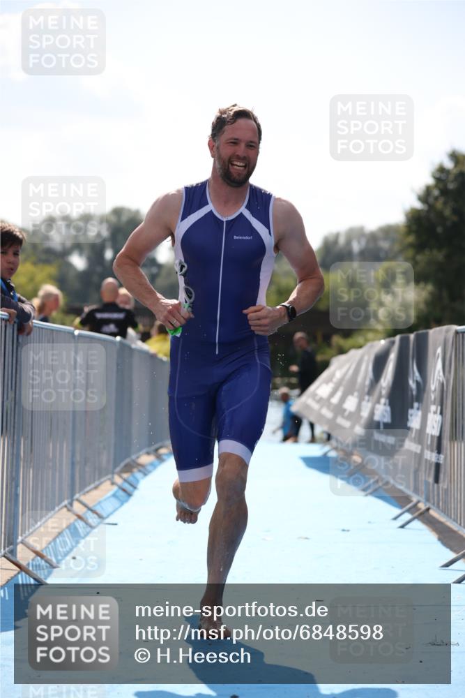25.08.2024 - Elbe Triathlon Hamburg H.Heesch http://msf.ph/oto/6848598 25.08.2024 15:09:15 Schwimmen  meine-sportfotos.de