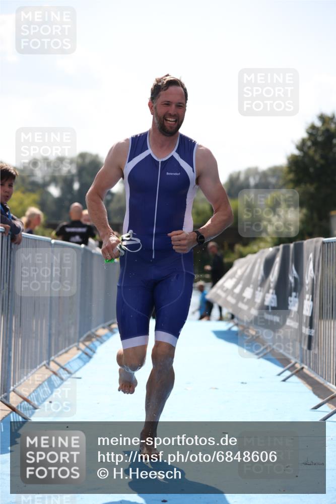 25.08.2024 - Elbe Triathlon Hamburg H.Heesch http://msf.ph/oto/6848606 25.08.2024 15:09:15 Schwimmen  meine-sportfotos.de