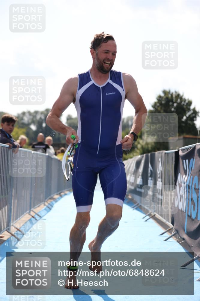 25.08.2024 - Elbe Triathlon Hamburg H.Heesch http://msf.ph/oto/6848624 25.08.2024 15:09:15 Schwimmen  meine-sportfotos.de