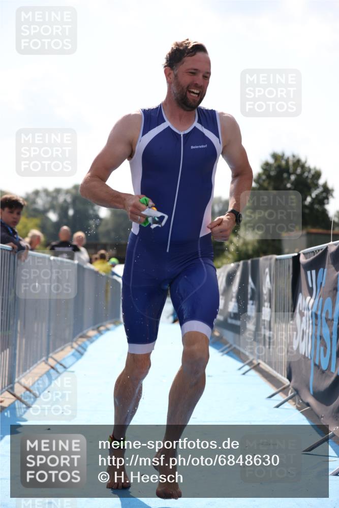 25.08.2024 - Elbe Triathlon Hamburg H.Heesch http://msf.ph/oto/6848630 25.08.2024 15:09:15 Schwimmen  meine-sportfotos.de