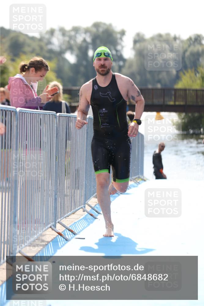 25.08.2024 - Elbe Triathlon Hamburg H.Heesch http://msf.ph/oto/6848682 25.08.2024 15:11:07 Schwimmen  meine-sportfotos.de
