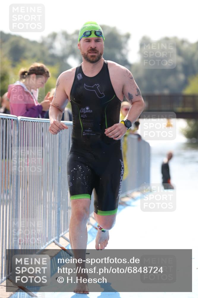 25.08.2024 - Elbe Triathlon Hamburg H.Heesch http://msf.ph/oto/6848724 25.08.2024 15:11:07 Schwimmen  meine-sportfotos.de