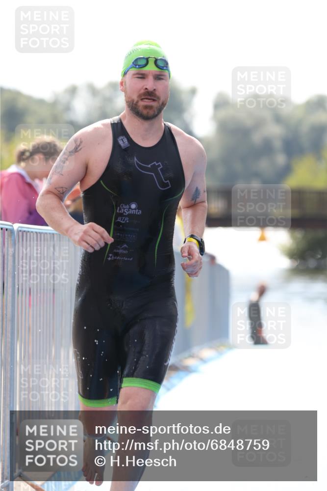25.08.2024 - Elbe Triathlon Hamburg H.Heesch http://msf.ph/oto/6848759 25.08.2024 15:11:08 Schwimmen  meine-sportfotos.de
