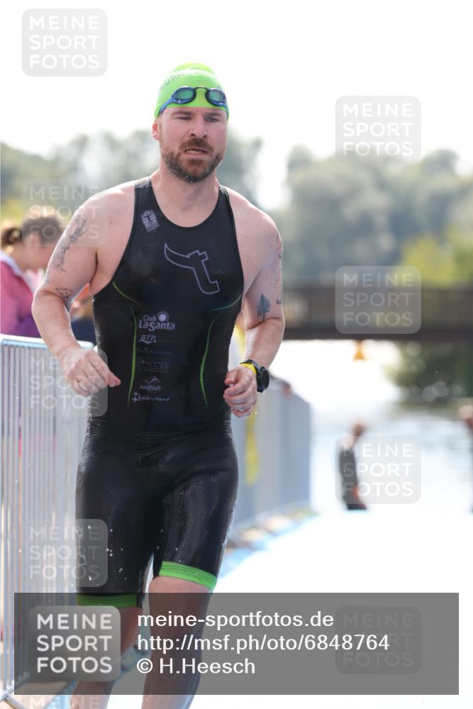 25.08.2024 - Elbe Triathlon Hamburg H.Heesch http://msf.ph/oto/6848764 25.08.2024 15:11:08 Schwimmen  meine-sportfotos.de