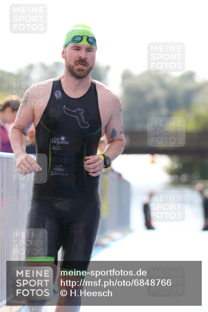 25.08.2024 - Elbe Triathlon Hamburg H.Heesch http://msf.ph/oto/6848766 25.08.2024 15:11:08 Schwimmen  meine-sportfotos.de
