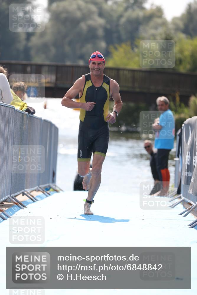 25.08.2024 - Elbe Triathlon Hamburg H.Heesch http://msf.ph/oto/6848842 25.08.2024 15:12:17 Schwimmen  meine-sportfotos.de