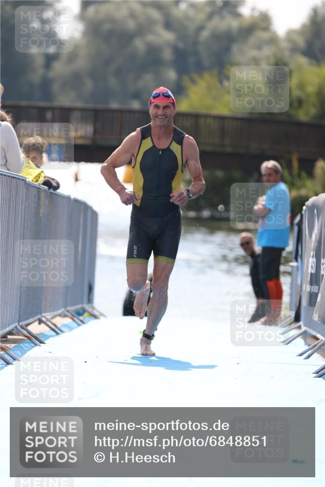 25.08.2024 - Elbe Triathlon Hamburg H.Heesch http://msf.ph/oto/6848851 25.08.2024 15:12:17 Schwimmen  meine-sportfotos.de