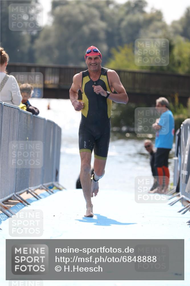 25.08.2024 - Elbe Triathlon Hamburg H.Heesch http://msf.ph/oto/6848888 25.08.2024 15:12:18 Schwimmen  meine-sportfotos.de