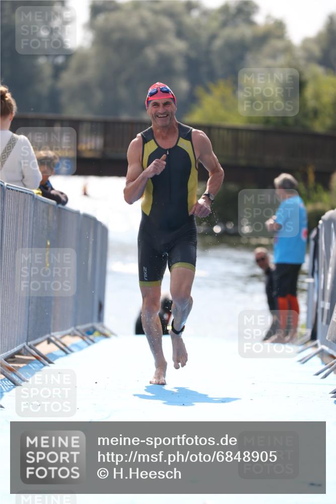 25.08.2024 - Elbe Triathlon Hamburg H.Heesch http://msf.ph/oto/6848905 25.08.2024 15:12:18 Schwimmen  meine-sportfotos.de