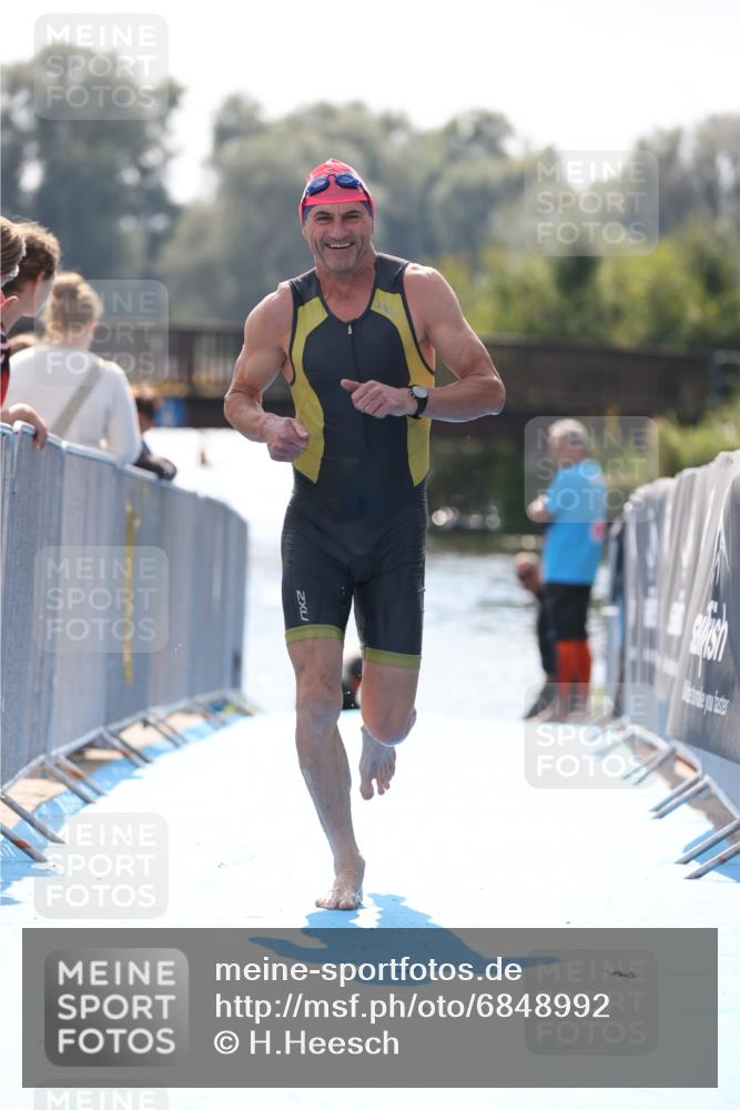 25.08.2024 - Elbe Triathlon Hamburg H.Heesch http://msf.ph/oto/6848992 25.08.2024 15:12:19 Schwimmen  meine-sportfotos.de