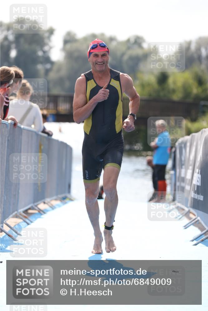 25.08.2024 - Elbe Triathlon Hamburg H.Heesch http://msf.ph/oto/6849009 25.08.2024 15:12:19 Schwimmen  meine-sportfotos.de