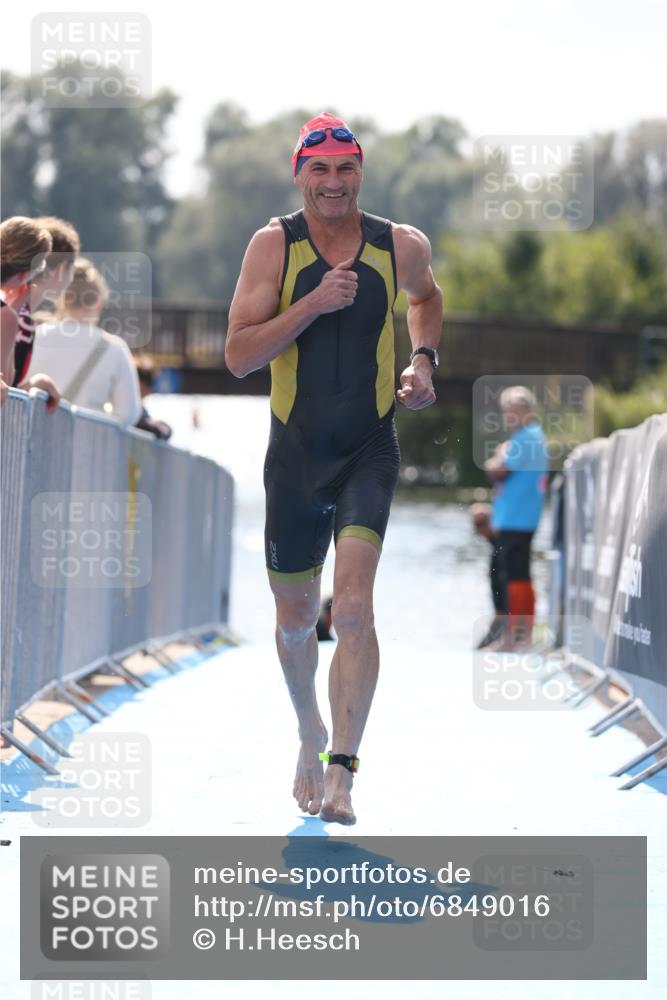 25.08.2024 - Elbe Triathlon Hamburg H.Heesch http://msf.ph/oto/6849016 25.08.2024 15:12:19 Schwimmen  meine-sportfotos.de