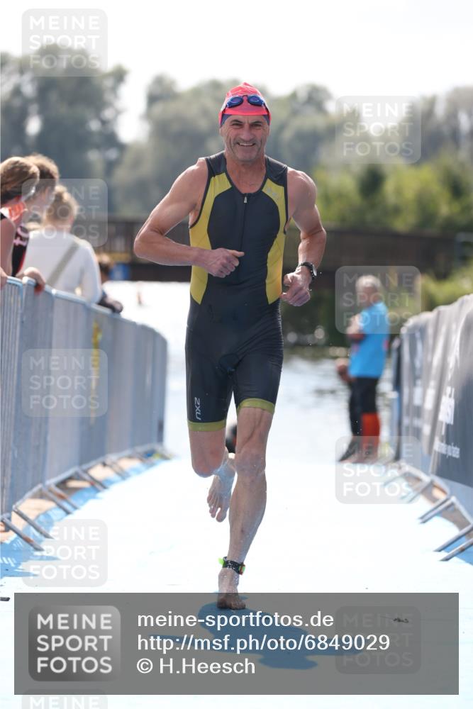 25.08.2024 - Elbe Triathlon Hamburg H.Heesch http://msf.ph/oto/6849029 25.08.2024 15:12:19 Schwimmen  meine-sportfotos.de