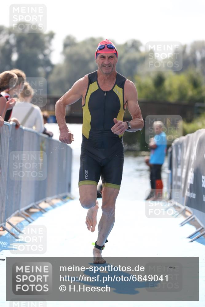 25.08.2024 - Elbe Triathlon Hamburg H.Heesch http://msf.ph/oto/6849041 25.08.2024 15:12:19 Schwimmen  meine-sportfotos.de