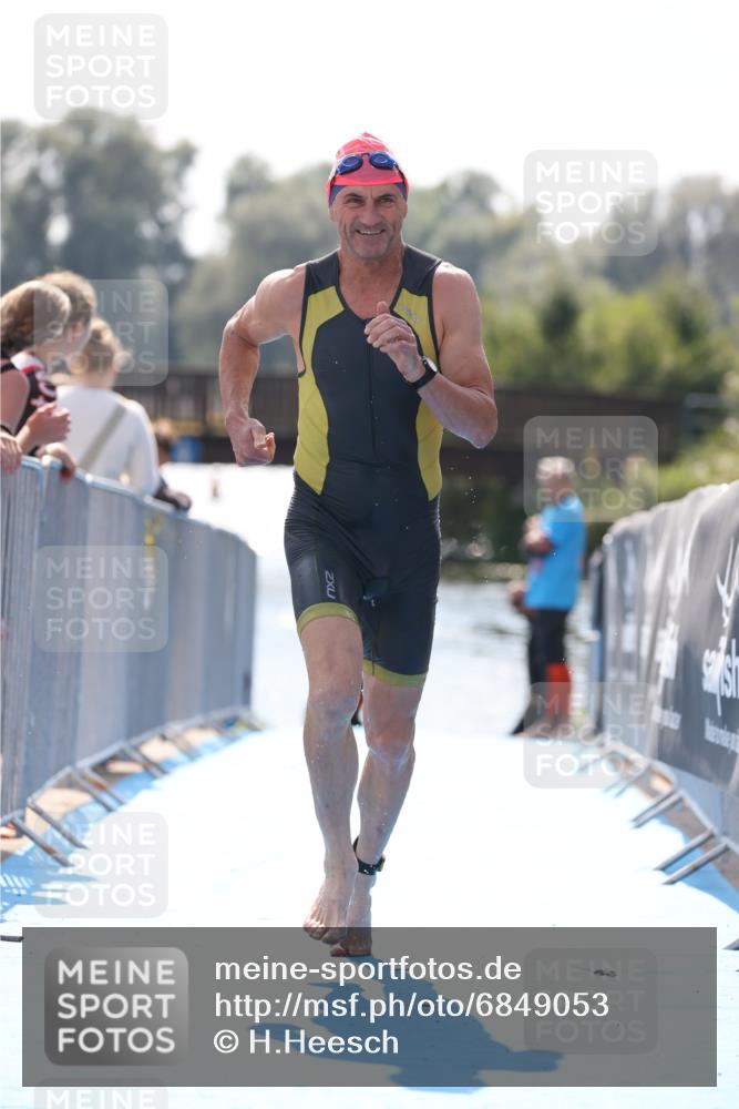 25.08.2024 - Elbe Triathlon Hamburg H.Heesch http://msf.ph/oto/6849053 25.08.2024 15:12:20 Schwimmen  meine-sportfotos.de