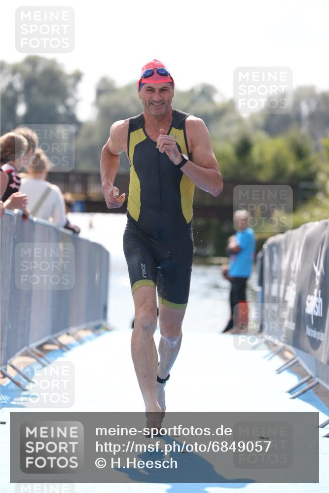 25.08.2024 - Elbe Triathlon Hamburg H.Heesch http://msf.ph/oto/6849057 25.08.2024 15:12:20 Schwimmen  meine-sportfotos.de