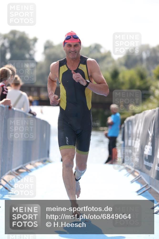 25.08.2024 - Elbe Triathlon Hamburg H.Heesch http://msf.ph/oto/6849064 25.08.2024 15:12:20 Schwimmen  meine-sportfotos.de