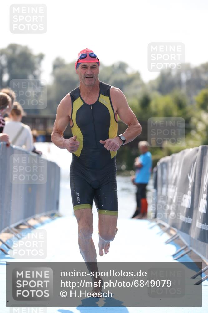 25.08.2024 - Elbe Triathlon Hamburg H.Heesch http://msf.ph/oto/6849079 25.08.2024 15:12:20 Schwimmen  meine-sportfotos.de