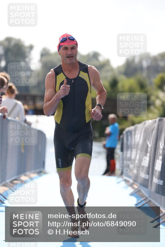25.08.2024 - Elbe Triathlon Hamburg H.Heesch http://msf.ph/oto/6849090 25.08.2024 15:12:20 Schwimmen  meine-sportfotos.de