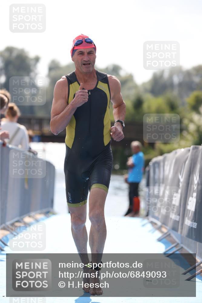 25.08.2024 - Elbe Triathlon Hamburg H.Heesch http://msf.ph/oto/6849093 25.08.2024 15:12:20 Schwimmen  meine-sportfotos.de